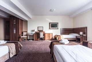 Отель Hotel Austeria Conference & Spa Цехоцинек Трехместный номер с основными удобствами-4