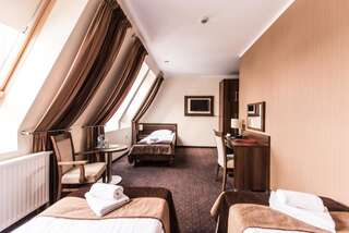 Отель Hotel Austeria Conference & Spa Цехоцинек Трехместный номер с основными удобствами-2
